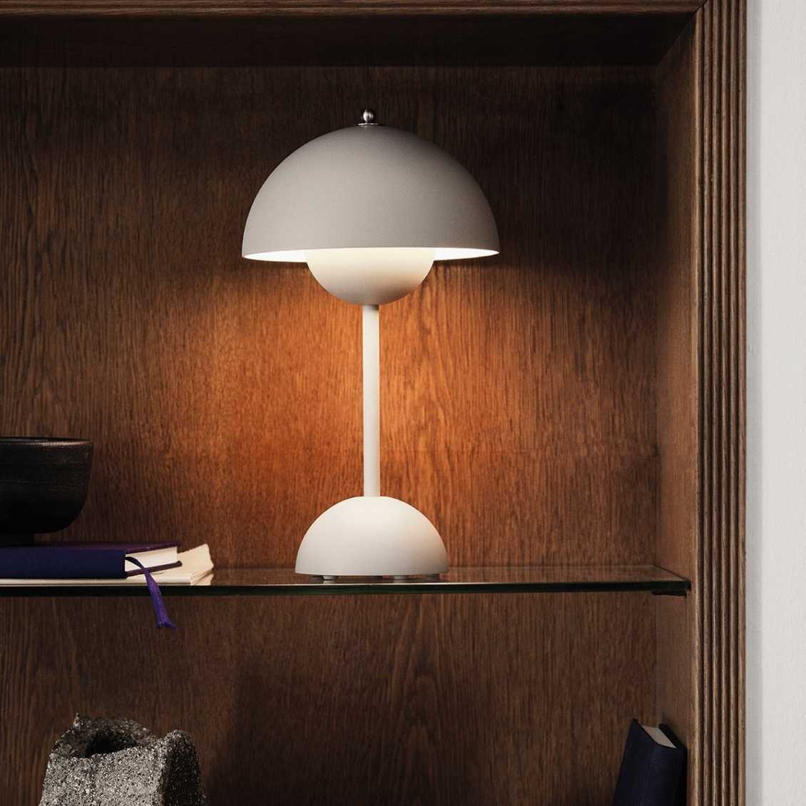 LED table lamp for an attractive interior