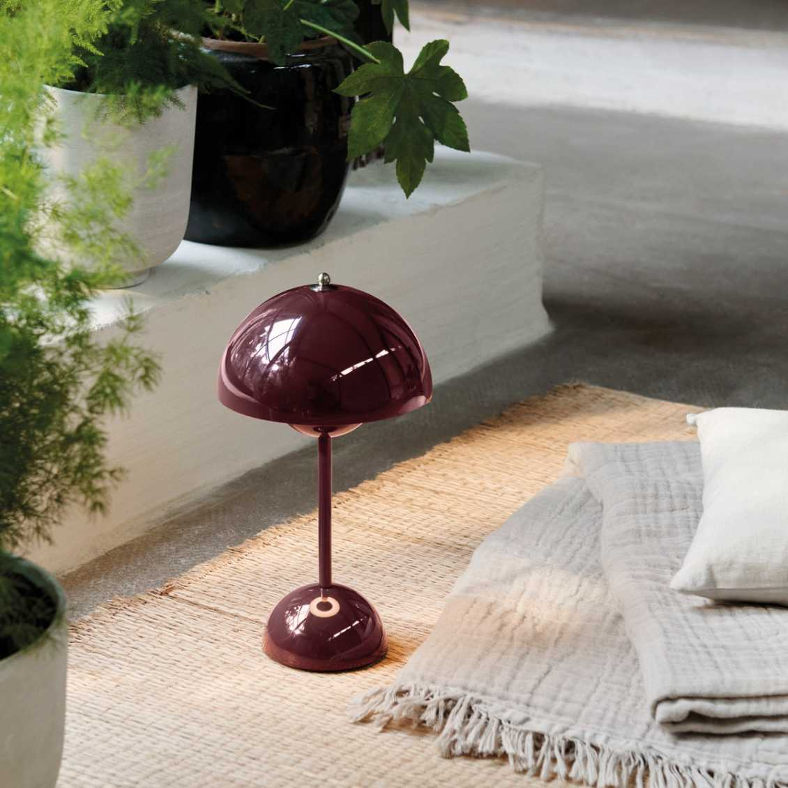 LED table lamp for an attractive interior