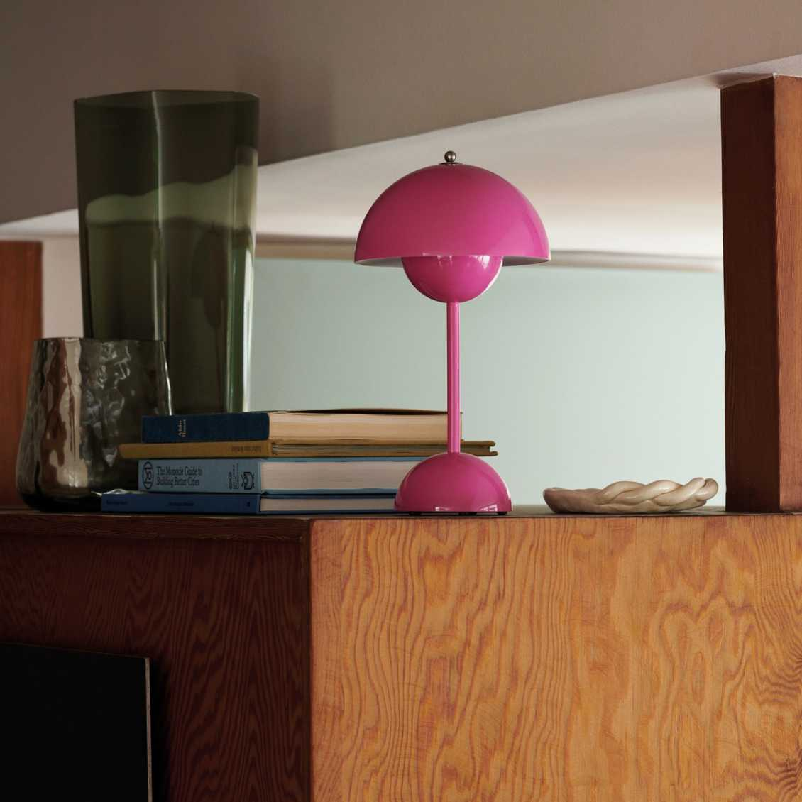 LED table lamp for an attractive interior